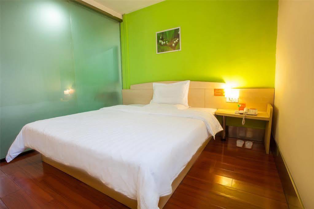 7 Days Inn Shanghai Xujiahui Caobao Road Subway Station Branch Xuhui Exteriör bild