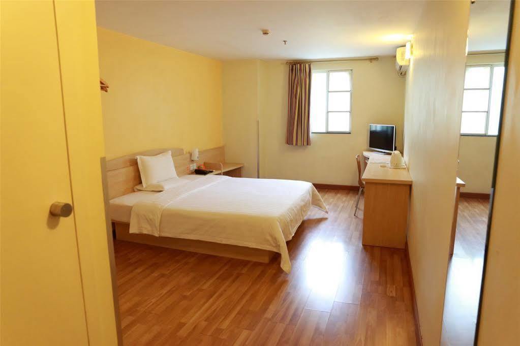 7 Days Inn Shanghai Xujiahui Caobao Road Subway Station Branch Xuhui Exteriör bild